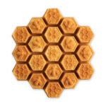 Nordic Ware Honeycomb Pull-Apart Pan - Image 4